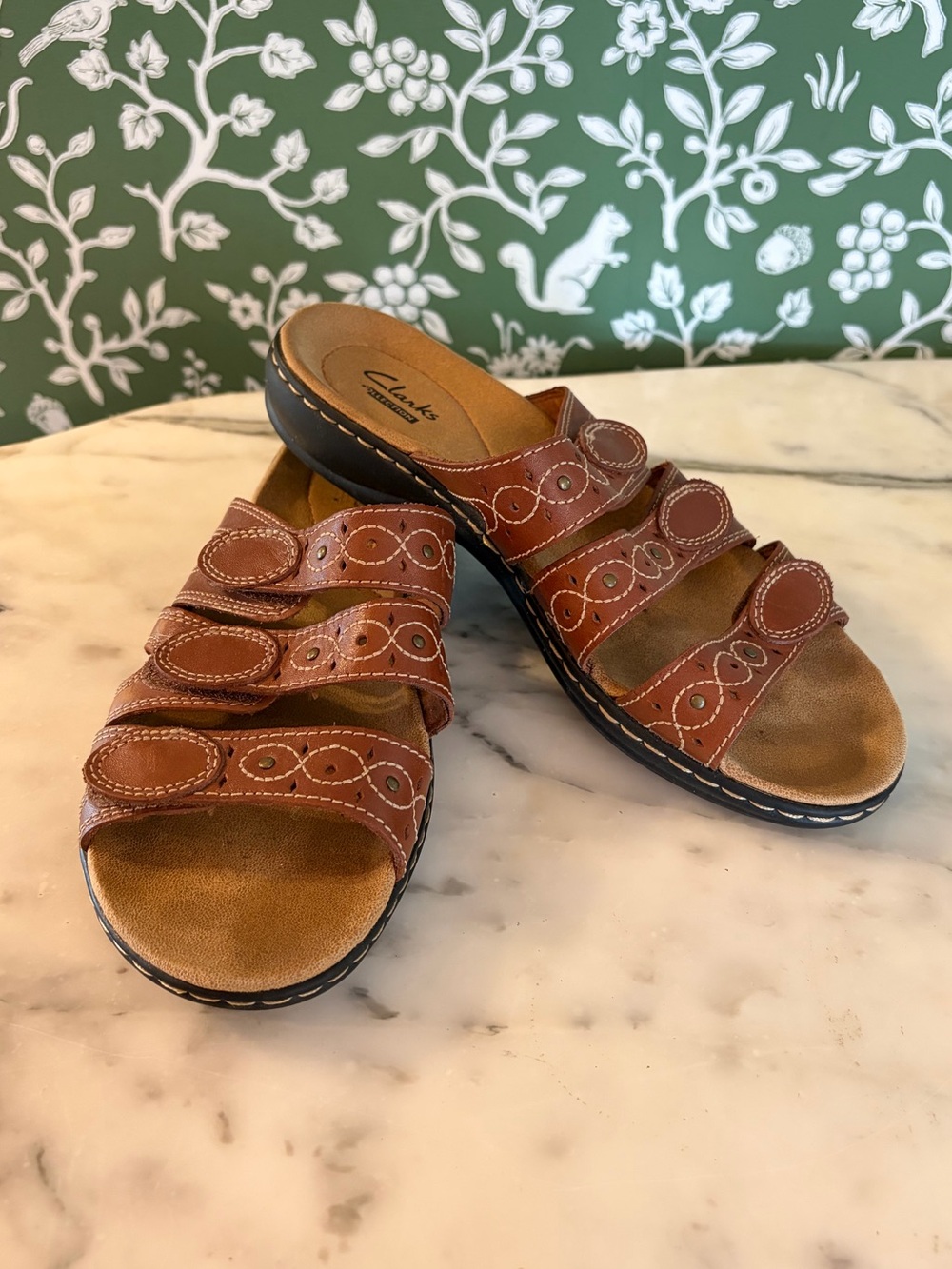 Clarks Brown Leather Leisa Cacti Q triple strap Slide Sandals size 7.5M